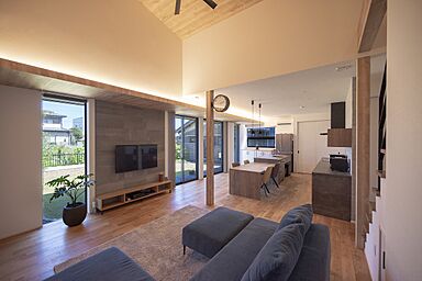 SKIP&カフェデザイン アイデザインホームの施工事例「家族が自然に集うリビングとビルトインガレージのある平屋」の画像1