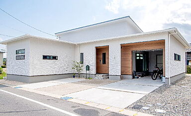アイデザインホーム株式会社 東海支店の施工事例「リビングとつながるバイクガレージを叶えた平屋の住まい」の画像2