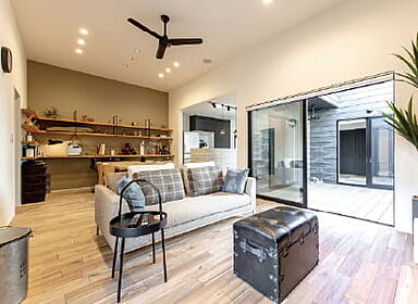 アイデザインホーム株式会社 東海支店の施工事例「モダンなカフェ空間にうっとり。中庭を囲むコの字型の平屋建」の画像1