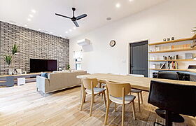 アイデザインホーム株式会社 東海支店の施工事例「モダンなカフェ空間にうっとり。中庭を囲むコの字型の平屋建」の画像2