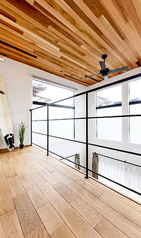 アイデザインホーム株式会社 東海支店の施工事例「吹抜の開放感と木の温もりが伝わるモダンなデザイン住宅」の画像3