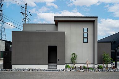 アイデザインホーム株式会社 東海支店の施工事例「アクアリウムと吹抜のある 明るい玄関で迎える家」の画像1