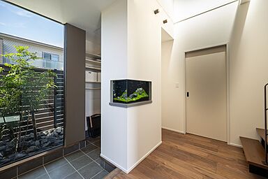 アイデザインホーム株式会社 東海支店の施工事例「アクアリウムと吹抜のある 明るい玄関で迎える家」の画像2