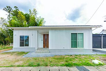 アオイホーム株式会社の施工事例「【ガルバリウム×屋根外壁】ホワイトを基調とした平屋のお家」の画像