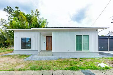 アオイホーム株式会社の施工事例「【ガルバリウム×屋根外壁】ホワイトを基調とした平屋のお家」の画像