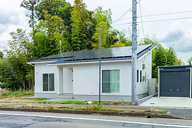 アオイホーム株式会社の施工事例「【ガルバリウム×屋根外壁】ホワイトを基調とした平屋のお家」の画像1