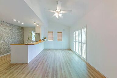 アオイホーム株式会社の施工事例「【ガルバリウム×屋根外壁】ホワイトを基調とした平屋のお家」の画像4