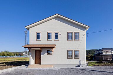アオイホーム株式会社の施工事例「≪白い外壁×窓モール≫飾らなくてもおしゃれなお家(鹿沼市)」の画像
