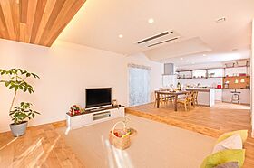 ユニバーサルホーム 南彦根店の施工事例「【2階建て/4LDK】暮らしにリズムが生まれる空間構成の住まい」の画像1