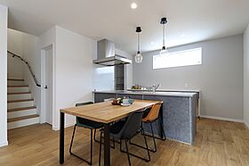 ユニバーサルホーム 南彦根店の施工事例「【2階建て/4LDK】折り上げ天井×白黒外観、テラスとつながるリビングの家」の画像4