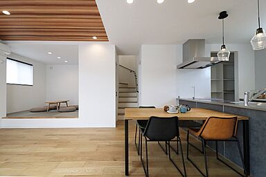 ユニバーサルホーム 南彦根店の施工事例「【2階建て/4LDK】折り上げ天井×白黒外観、テラスとつながるリビングの家」の画像7