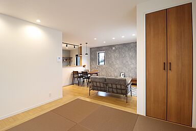 ユニバーサルホーム 長浜店の施工事例「【2階建て/4LDK】こだわりがカタチになった、ヴィンテージ空間の家」の画像3