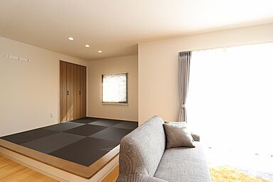 ユニバーサルホーム 長浜店の施工事例「無垢×床暖でほっこり、小上がり和室のある住まい」の画像3