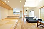 和風・和モダンスタイルのリビング ユニバーサルホーム 八日市店の事例画像