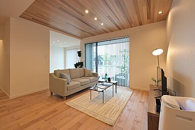 ユニバーサルホーム 南彦根店の施工事例「【2階建て/4LDK】回遊動線に優れたインテリアにもこだわった住まい」の画像1