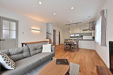 ユニバーサルホーム 南彦根店の施工事例「シューズクロークから洗面所直結!無垢床で温かみのあるナチュラルな住まい」の画像1