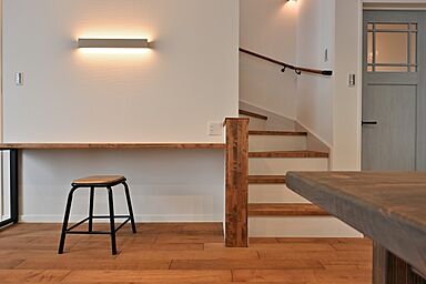 ユニバーサルホーム 南彦根店の施工事例「シューズクロークから洗面所直結!無垢床で温かみのあるナチュラルな住まい」の画像2