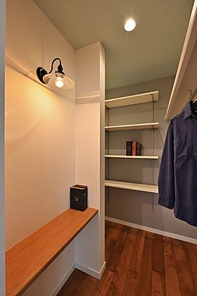 ユニバーサルホーム 南彦根店の施工事例「シューズクロークから洗面所直結!無垢床で温かみのあるナチュラルな住まい」の画像4