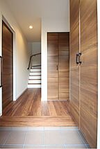 シンプルモダンスタイルの玄関 ユニバーサルホーム 八日市店の事例画像