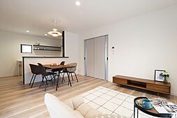 ユニバーサルホーム 南彦根店の施工事例「【2階建て/4LDK】玄関からキッチンが一直線!?家事ラク動線の家」の画像