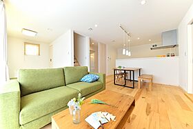 ユニバーサルホーム 南彦根店の施工事例「シューズクロークからパントリー直結!無垢床で温かみのあるナチュラルな住まい」の画像2