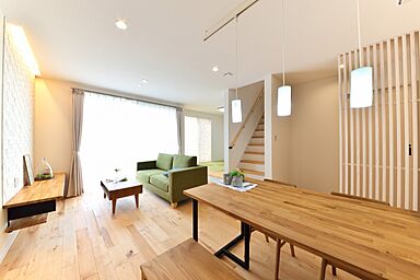 ユニバーサルホーム 長浜店の施工事例「シューズクロークからパントリー直結!無垢床で温かみのあるナチュラルな住まい」の画像3