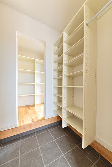 ユニバーサルホーム 長浜店の施工事例「シューズクロークからパントリー直結!無垢床で温かみのあるナチュラルな住まい」の画像6