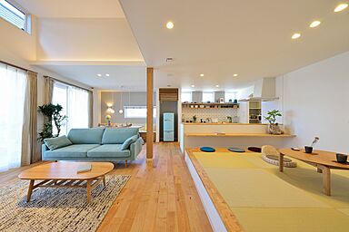 ユニバーサルホーム 長浜店の施工事例「【2階建て】開放感と心地よさを両立した、ハイリビングのある暮らし」の画像1