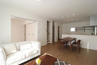 ユニバーサルホーム 南彦根店の施工事例「【2階】和室とつながるLDKが心地よい、使いやすい5LDKの住まい」の画像1