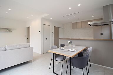 ユニバーサルホーム 長浜店の施工事例「白と光が映える、開放感のあるLDKのある住まい」の画像