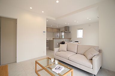 ユニバーサルホーム 長浜店の施工事例「白と光が映える、開放感のあるLDKのある住まい」の画像1