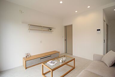 ユニバーサルホーム 長浜店の施工事例「白と光が映える、開放感のあるLDKのある住まい」の画像2