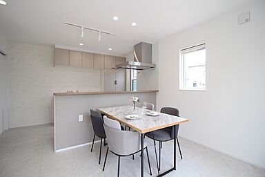 ユニバーサルホーム 長浜店の施工事例「白と光が映える、開放感のあるLDKのある住まい」の画像3