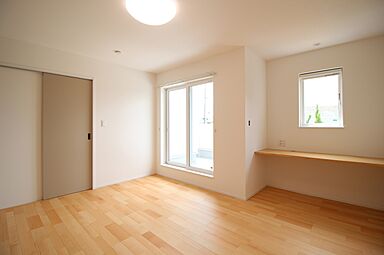 ユニバーサルホーム 長浜店の施工事例「白と光が映える、開放感のあるLDKのある住まい」の画像4