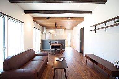 ユニバーサルホーム 南彦根店の施工事例「折り下げ天井+化粧梁がオシャレなナチュラルモダンな住まい」の画像