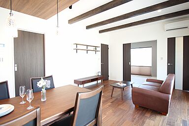 ユニバーサルホーム 長浜店の施工事例「折り下げ天井+化粧梁がオシャレなナチュラルモダンな住まい」の画像1