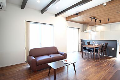 ユニバーサルホーム 長浜店の施工事例「折り下げ天井+化粧梁がオシャレなナチュラルモダンな住まい」の画像2