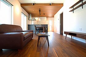 ユニバーサルホーム 南彦根店の施工事例「折り下げ天井+化粧梁がオシャレなナチュラルモダンな住まい」の画像3