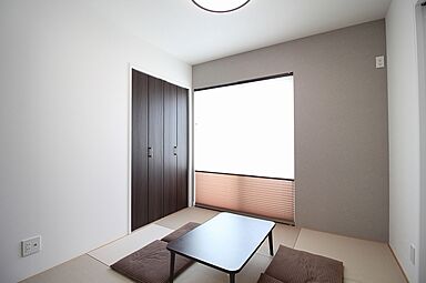 ユニバーサルホーム 長浜店の施工事例「折り下げ天井+化粧梁がオシャレなナチュラルモダンな住まい」の画像4