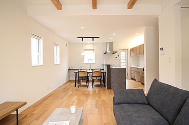 ユニバーサルホーム 南彦根店の施工事例「ヌックのある“ちょっと特別”を叶える、グレー×木の住まい」の画像