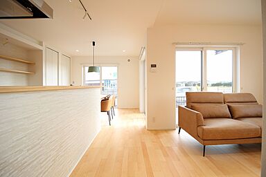 ユニバーサルホーム 長浜店の施工事例「帰るとほっとする、光と木に包まれた暮らし」の画像5