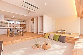 ユニバーサルホーム津店 【ユニバーサルホーム加盟法人上棟ランキング25年連続1位】の施工事例「一段上がった畳コーナーと、一段下がったi-Livingで快適な住まい」のメイン画像