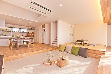 ユニバーサルホーム津店 【ユニバーサルホーム加盟法人上棟ランキング25年連続1位】の施工事例「一段上がった畳コーナーと、一段下がったi-Livingで快適な住まい」の画像