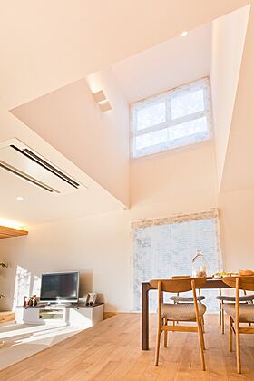 ユニバーサルホーム津店 【ユニバーサルホーム加盟法人上棟ランキング25年連続1位】の施工事例「一段上がった畳コーナーと、一段下がったi-Livingで快適な住まい」の画像5