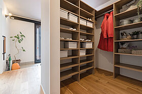 ユニバーサルホーム津店 【ユニバーサルホーム加盟法人上棟ランキング25年連続1位】の施工事例「自分時間も、家族のだんらんも 大切にできる住まい「ナナ・カラ」」の画像4