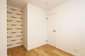 ユニバーサルホーム津店 【ユニバーサルホーム加盟法人上棟ランキング25年連続1位】の施工事例「【2階建て/4LDK】折り上げ天井×白黒外観、テラスとつながるリビングの家」の画像8