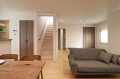 ユニバーサルホーム津店 【ユニバーサルホーム加盟法人上棟ランキング25年連続1位】の施工事例「無垢×床暖でほっこり、小上がり和室のある住まい」の画像1