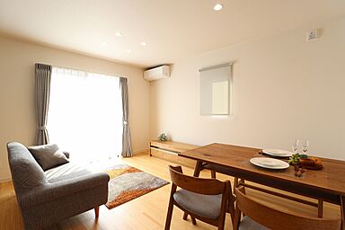 ユニバーサルホーム津店 【ユニバーサルホーム加盟法人上棟ランキング25年連続1位】の施工事例「無垢×床暖でほっこり、小上がり和室のある住まい」の画像2