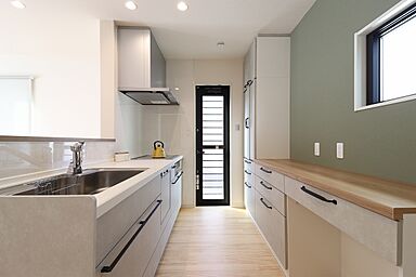 ユニバーサルホーム津店 【ユニバーサルホーム加盟法人上棟ランキング25年連続1位】の施工事例「無垢×床暖でほっこり、小上がり和室のある住まい」の画像4