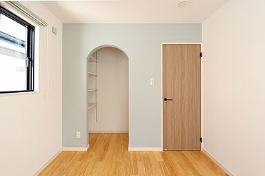 ユニバーサルホーム津店 【ユニバーサルホーム加盟法人上棟ランキング25年連続1位】の施工事例「無垢×床暖でほっこり、小上がり和室のある住まい」の画像5